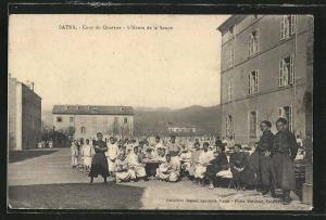 CPA Batna, Cour du Quartier, L'Heure de la Soupe