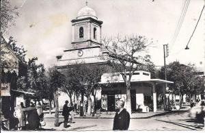 --LA PLACE DE L'EGLISE -- ANIMATIONS -- 1953 -- CARTE PHOTO --