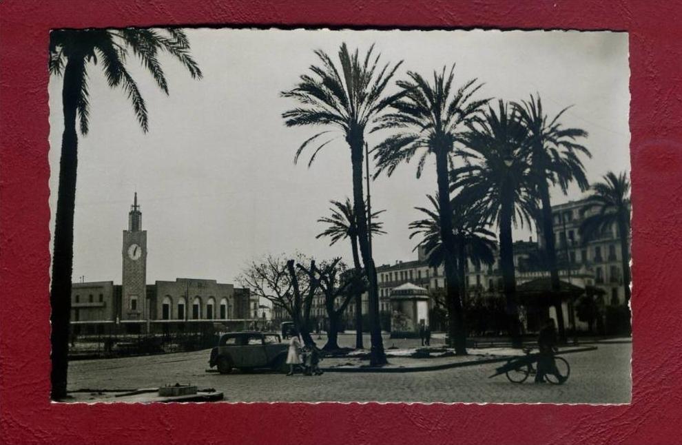 CPSM ALGERIE - BONE - La Gare et la Place Pierre-Semart - AUTOMOBILE - CARTE NEUVE