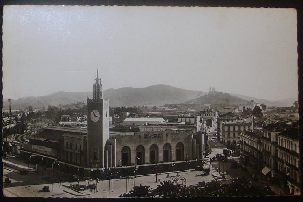 CPA ALGERIE BONE ANNABA PLACE DE LA GARE ANIMEE + COMMERCES