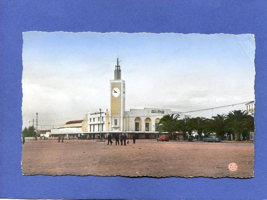 Z - Algérie - BONE - La gare - chemin de fer algérien - voiture Citroën Traction - horloge