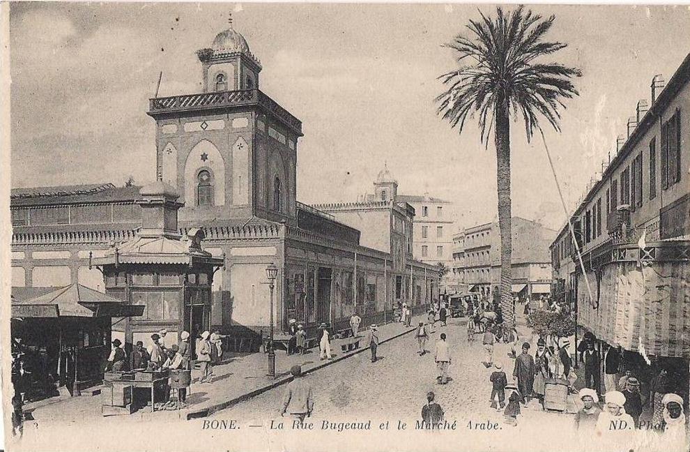 BONE  ALGERIE LA RUE BUGEAUD ET LE MARCHE ARABE CPA TRES ANIMEE