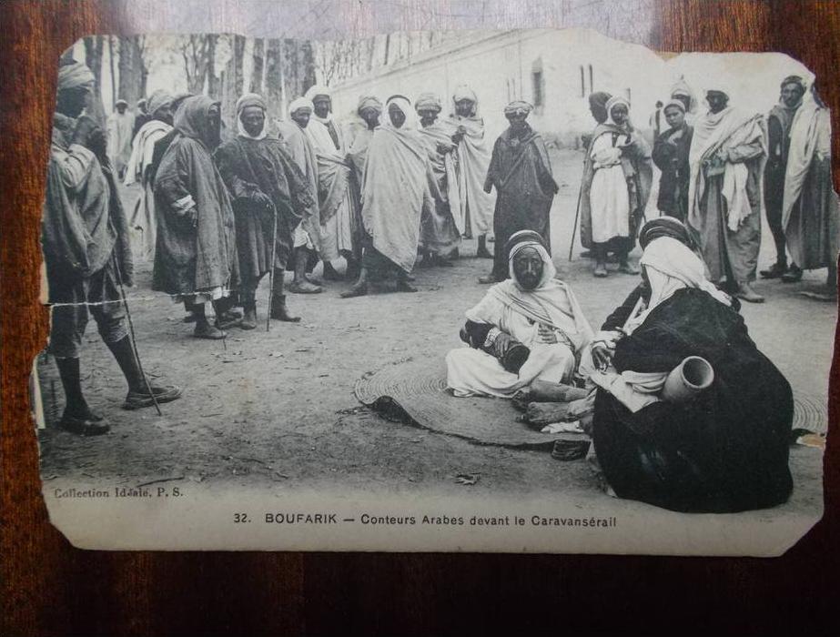 BOUFARIK Conteurs Arabes devant le Caravansérail