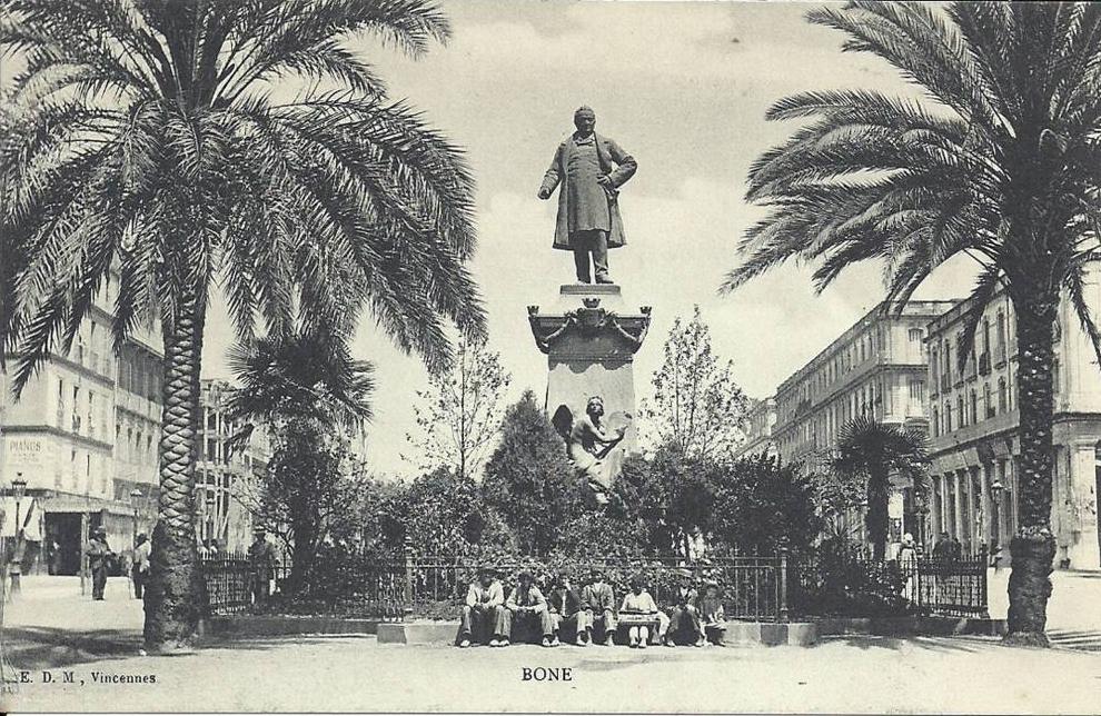 ALGERIE - BONE - HIPPONE - ANNABA - Vue animée au pied d'un monument commémoratif