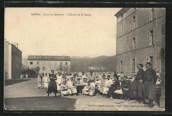 CPA Batna, Cour du Quartier, L'Heure de la Soupe
