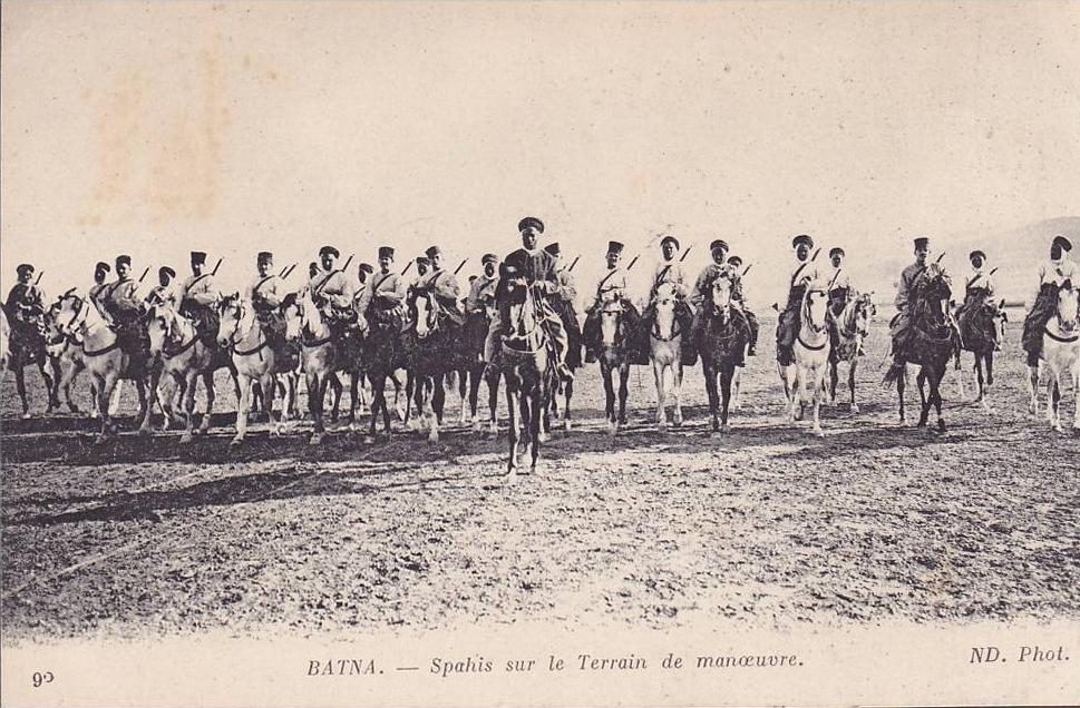 CPA - BATNA - spahis sur le terrain de manoeuvre - 90