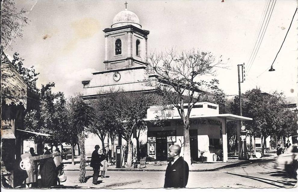 --LA PLACE DE L'EGLISE -- ANIMATIONS -- 1953 -- CARTE PHOTO --