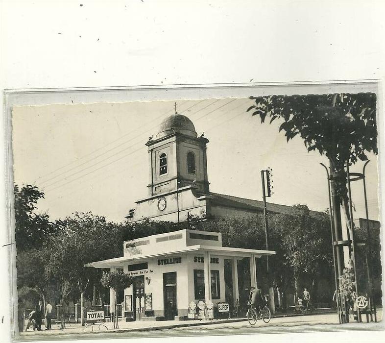 BATNA  PLACE DE L EGLISE  STATION ESSENCE  TOTAL GROS PLAN  PERSONNAGES ACTION