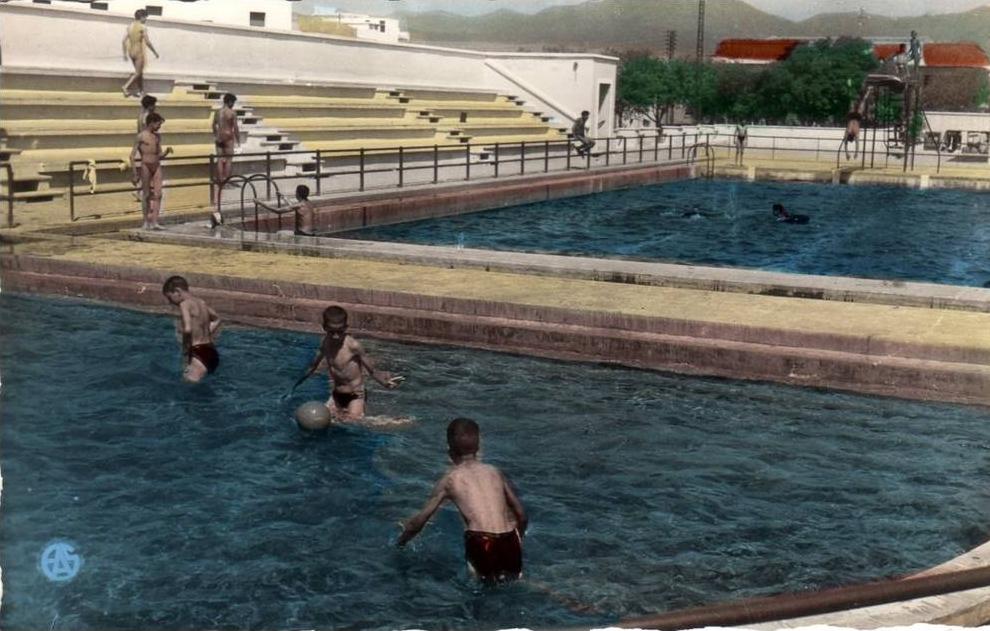 ALGERIE BATNA - La Piscine municipale Animé avec des hommes adultes et garçons