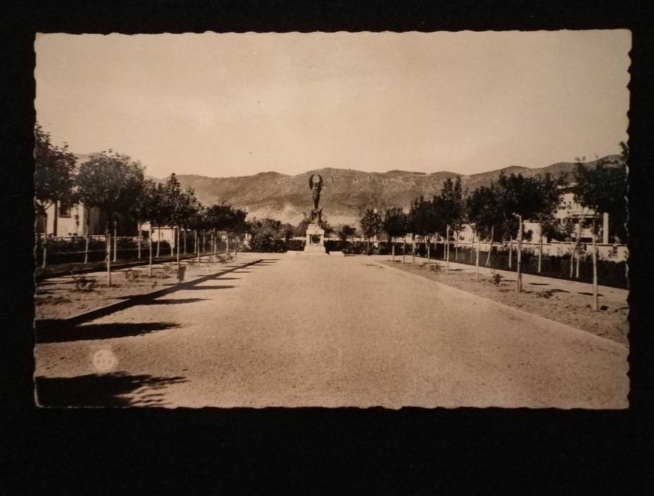 BATNA - LE MONUMENT AUX MORTS ET LE NOUVEAU SQUARE  1954