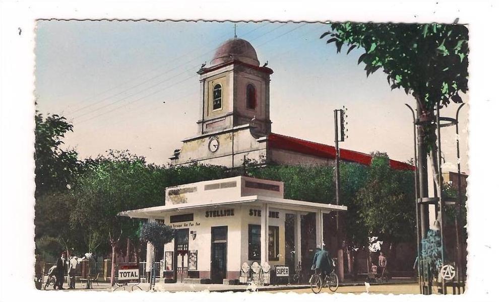 CPSM ALGERIE - BATNA - La Place de l'Eglise - TB Animation + TB Plan station service TOTAL