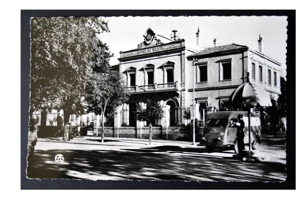 ALGERIE BATNA LA MAIRIE AUTO ESTAFETTE RENAULT POLICIER GARDIEN DE LA PAIX