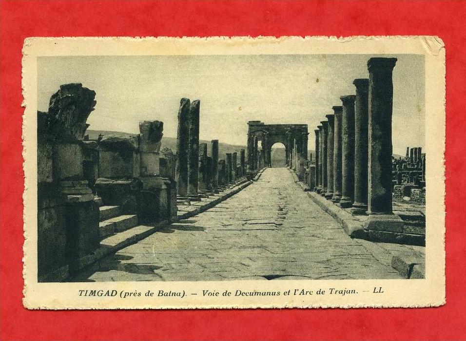 * ALGERIE-TIMGAD(près  de Batna)-Voie de Decumanus et l´Arc de Trajan