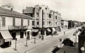 ALGERIE . BATNA . AVENUE DE LA REPUBLIQUE . COMPAGNIE ALGERIENNE DE CREDIT ET DE BANQUE . POMPE A ESSENCE   ESSO