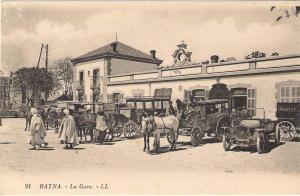 BATNA. Algérie. La Gare.  Attelages et voitures anciennes. CPA animée. Gros plan. Superbe.