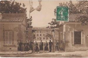 CPA ALGERIE BATNA Caserne des Zouaves Soldats Militaires 1907
