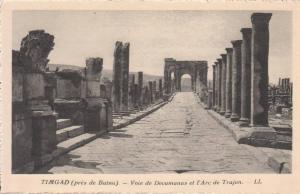 Timgad - Voie de Decumanus et l'Arc de Trajan