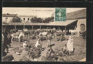 CPA Batna, Un Fondouk, Platzansicht mit Leuten und Kamelen