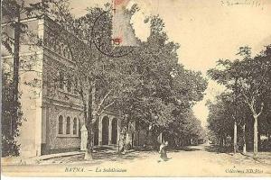 Algérie- BATNA-La subdivision -femme portant un enfant sur son dos- CPA 1905