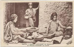 Batna 89 Femme preparant le couscous et autre peignant la laine Tatouage front