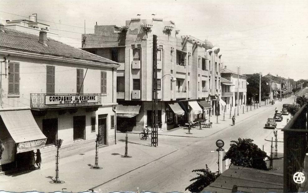 ALGERIE . BATNA . AVENUE DE LA REPUBLIQUE . COMPAGNIE ALGERIENNE DE CREDIT ET DE BANQUE . POMPE A ESSENCE 