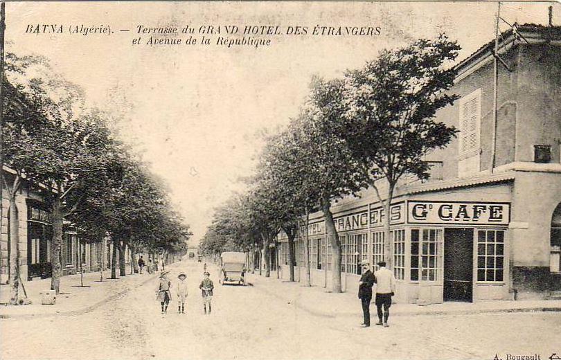 ALGERIE  BATNA  Terrasse du Grand Hôtel des Etrangers et Avenue de la République  ..... ( Ref FA798 )