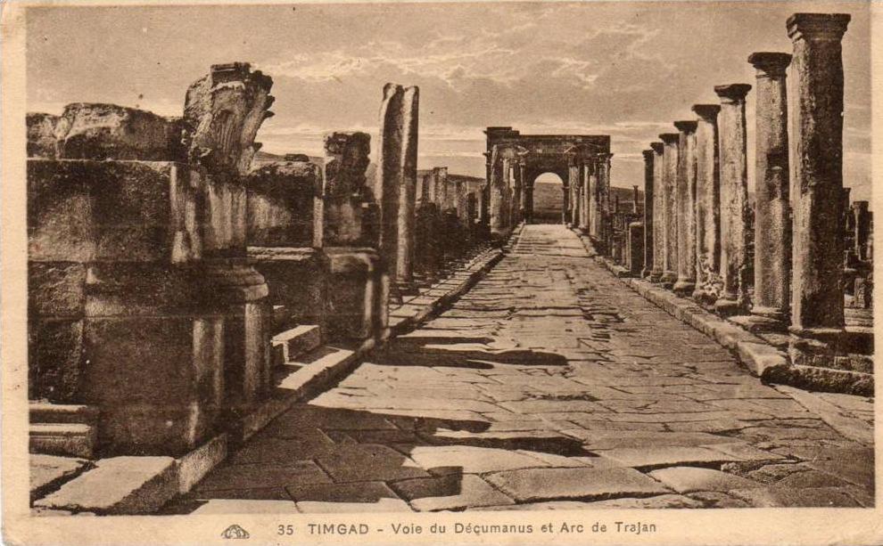 timgad voie du decumanus et arc de trajan