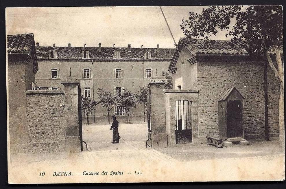 CPA  ANCIENNE- ALGÉRIE- BATNA- ENTRÉE DE LA CASERNE DES SPAHIS AVEC ANIMATION-