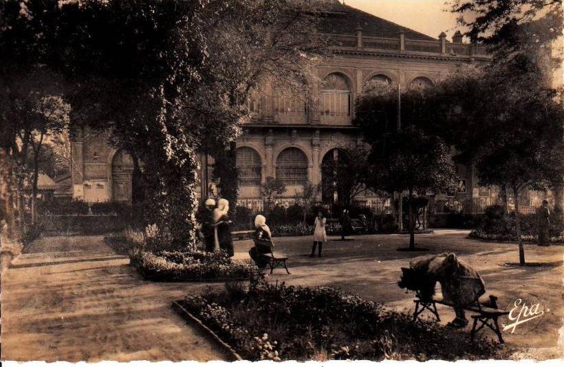 BATNA  LE SQUARE ET LE THEATRE