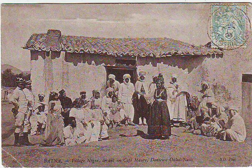 BATNA . VILLAGE NEGRE devant un CAFE MAURE. DANSEUSE OULED NAILS. BELLE ANIMATION. MILITAIRES