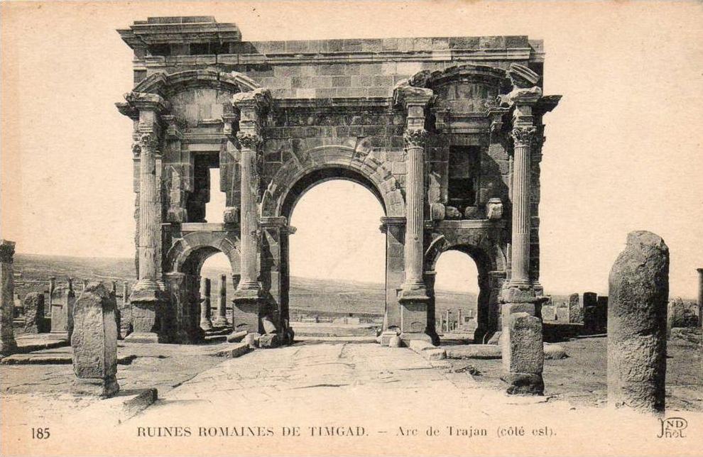 Afrique-Algérie - ( Batna ) Ruines Romaines de TIMGAD - Arc de Trajan côté Est - Editions ND Phot  n° 185*PRIX FIXE