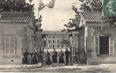 cpa-Algerie-Batna-caserne   des Zouaves