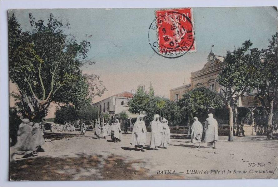 CPA - BATNA - Hotel de Ville et rue de Constantine