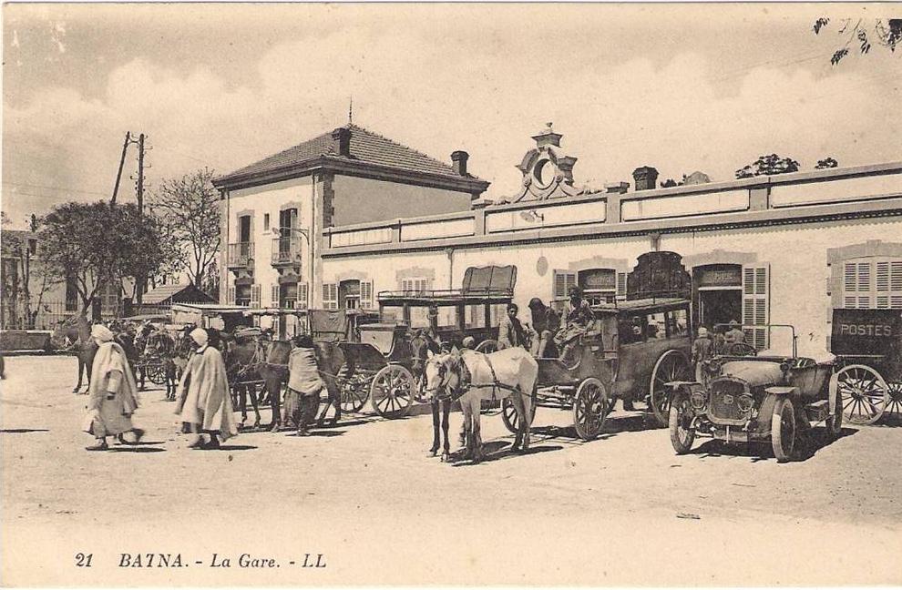 BATNA. Algérie. La Gare.  Attelages et voitures anciennes. CPA animée. Gros plan. Superbe.