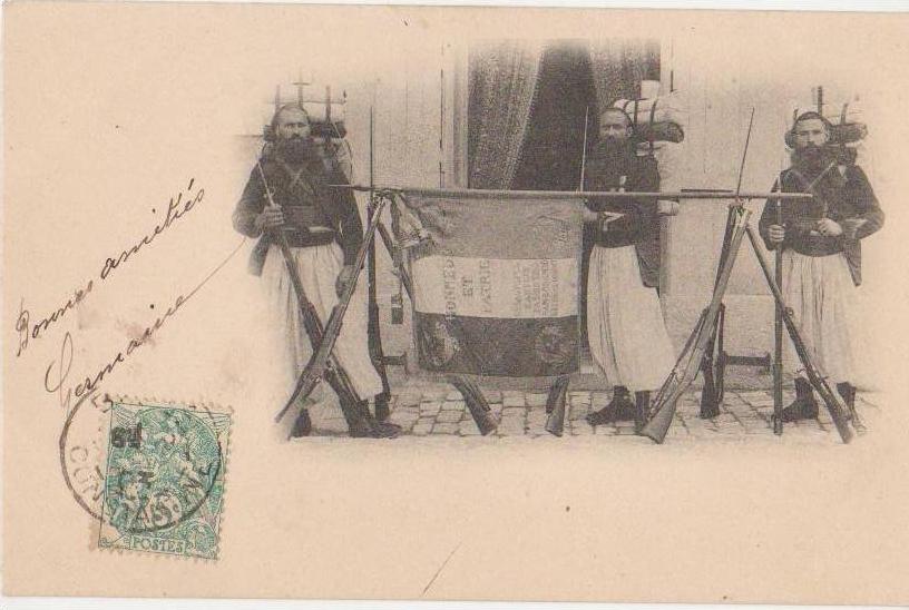 CPA ALGERIE BATNA Groupe de Zouaves Soldats Militaires Drapeau Uniformes 1903