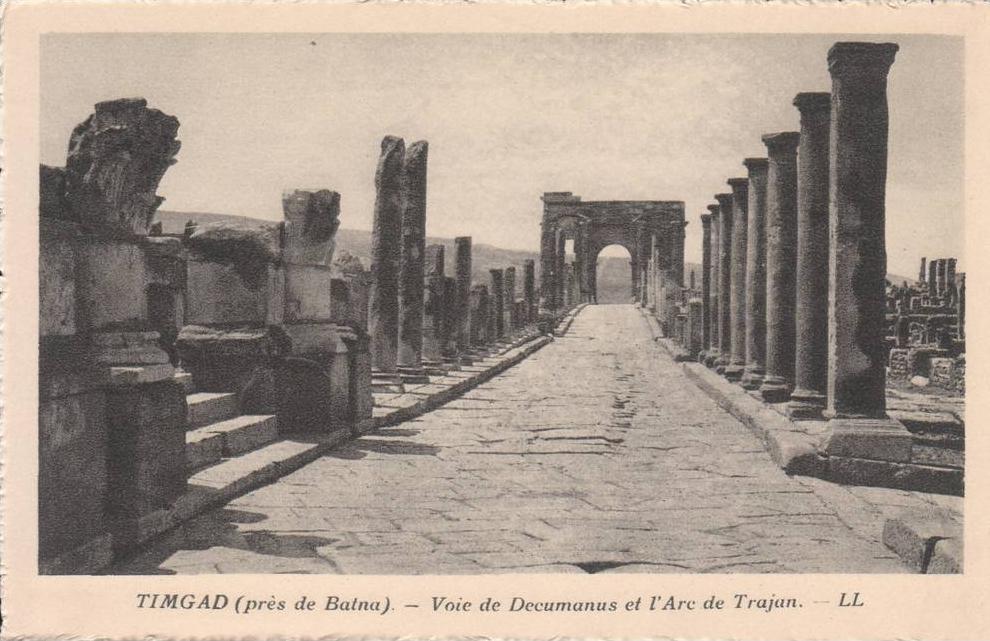 Timgad - Voie de Decumanus et l'Arc de Trajan