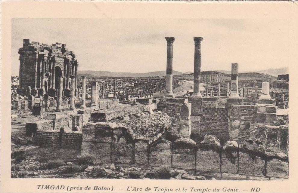 Timgad - l'Arc de Trajan et le Temple du Génie