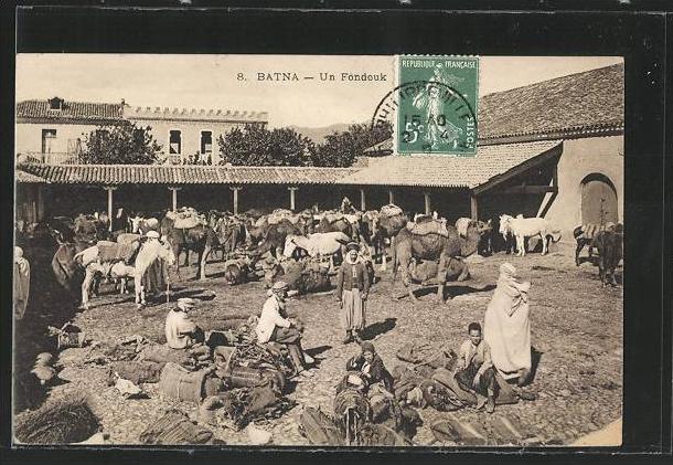 CPA Batna, Un Fondouk, Platzansicht mit Leuten und Kamelen