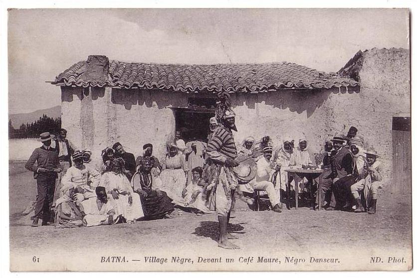 AFRIQUE - ALGÉRIE - BATNA - Village Nègre... devant un Café Maure...Négro Danseur