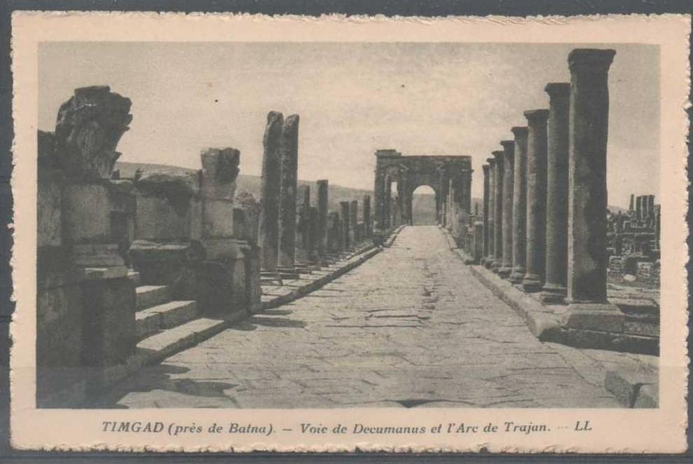 TIMGAD (près de BATNA) - Voie de Decumanus et l´Arc de Trajan