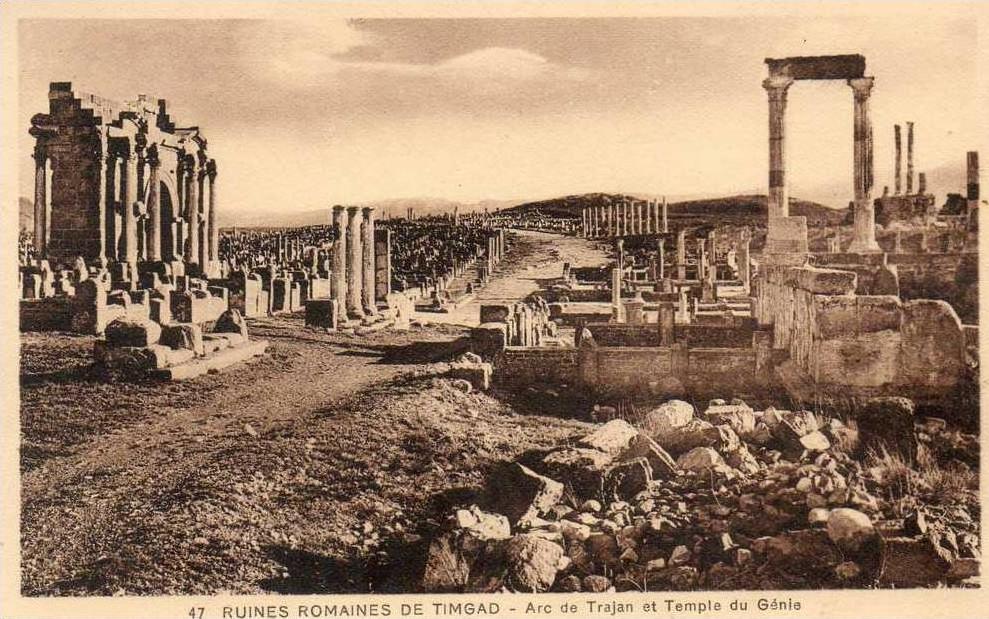 Algérie-(Batna) Ruines Romaines de TIMGAD -Arc de Trajan et Temple du Génie (2) voir description *PRIX FIXE