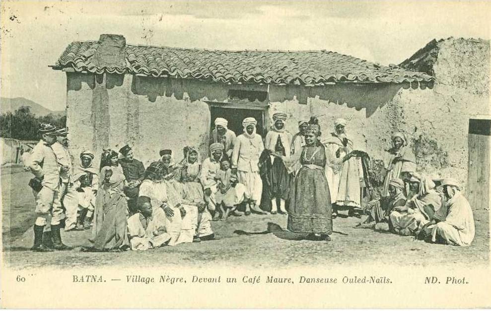 Algérie - Batna - Village Nègre, devant un Café Maure, Danseuse Ouled-Naïls