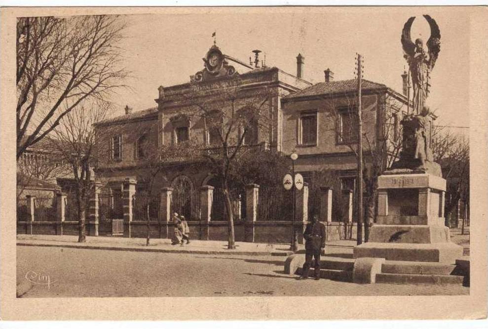 BATNA  L´Hôtel de Ville et le Monument aux Morts cim