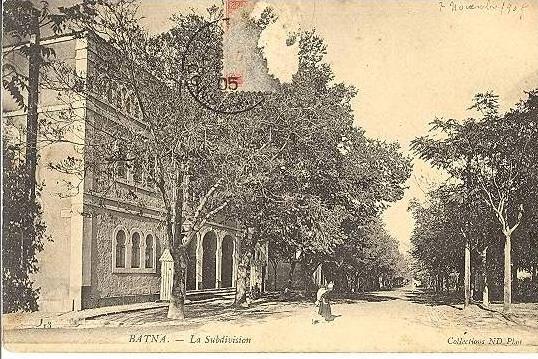 Algérie- BATNA-La subdivision -femme portant un enfant sur son dos- CPA 1905