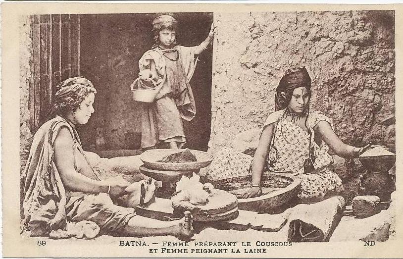 Batna 89 Femme preparant le couscous et autre peignant la laine Tatouage front