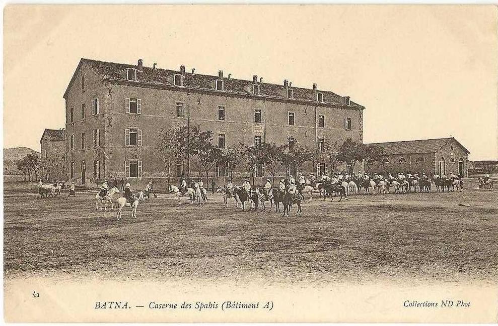 Batna   Caserne des Spahis   Entrainement des cavaliers dans la cours   /3765