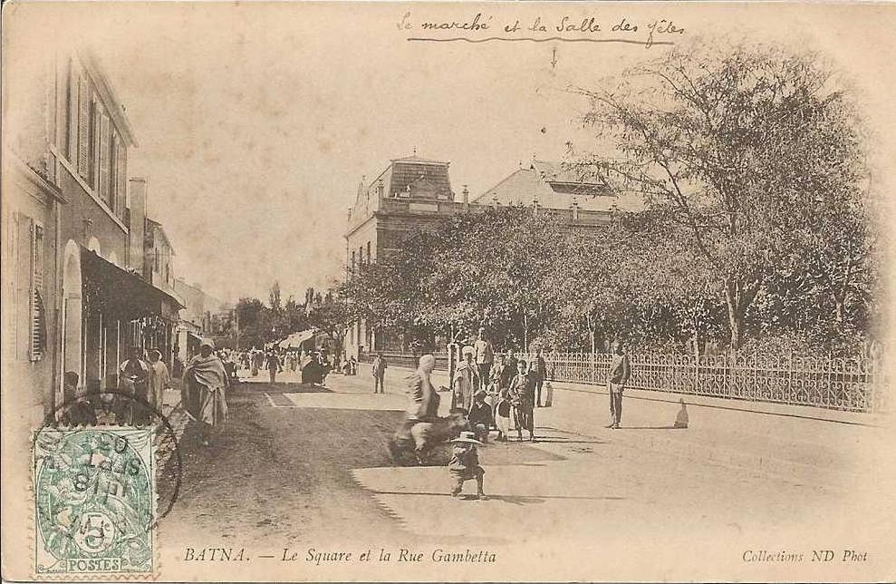 B  CPA  PIONNIERE  de  BATNA  -  Le  Marché  ,  Le  Square  et  La  Rue  Gambetta  en  1903 (  Très  Très  Animée  )