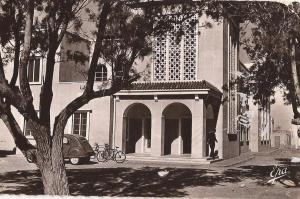 CPSM noir  et  blanc  186 - COLOMB-BECHARle nouveau Centre d´Accueilcarte animée avec 2CV - un coin écorné