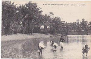 17 - Colomb-Béchar (Sud-Oranais) - Bords de la Rivière (Belle animation)