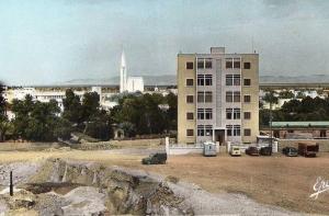 ALGERIE - COLOMB-BECHAR - Immeuble Air France et l'église
